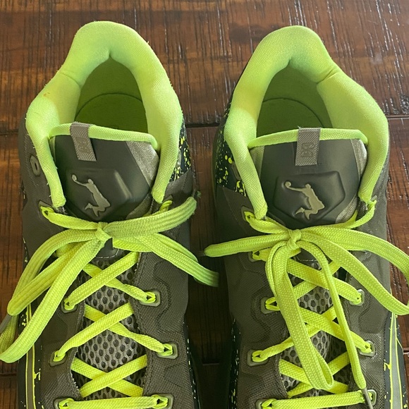 Nike Men Gray and Neon Green Sneakers - Picture 9 of 13